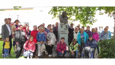 A békéscsabai városvédők és a helyi városvezetők Haruckern János György szobránál Schenkenfeldenben. Forrás: Békéscsabai Városvédő és Városszépítő Egyesület