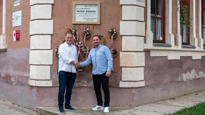 Jobbról: Dankó Béla országgyűlési képviselő és Lipcsei Zoltán polgármester az iskola épülete előtt. (Forrás: FB/Dankó Béla)