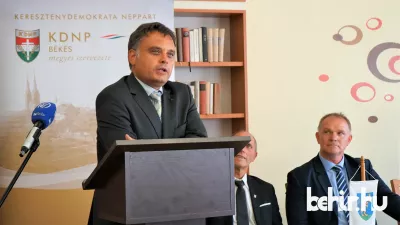 Latorcai Csaba, területfejlesztési miniszterhelyettes előadást tart Kevermesen a Kereszténydemokrata Néppárt lakossági fórumán. Fotó: behir.hu