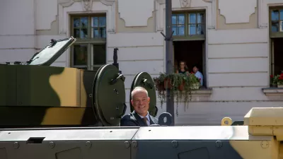 Szalay-Bobrovniczky Kristóf honvédelmi miniszter egy Lynx (Hiúz) harcjárműben a honvédség toborzórendezvényén (MTI/Rosta Tibor)