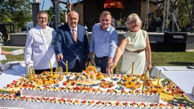 Óriás tortával ünnepelték az öblösüveggyár 60. évfordulóját – (Fotó: OrosCafe)