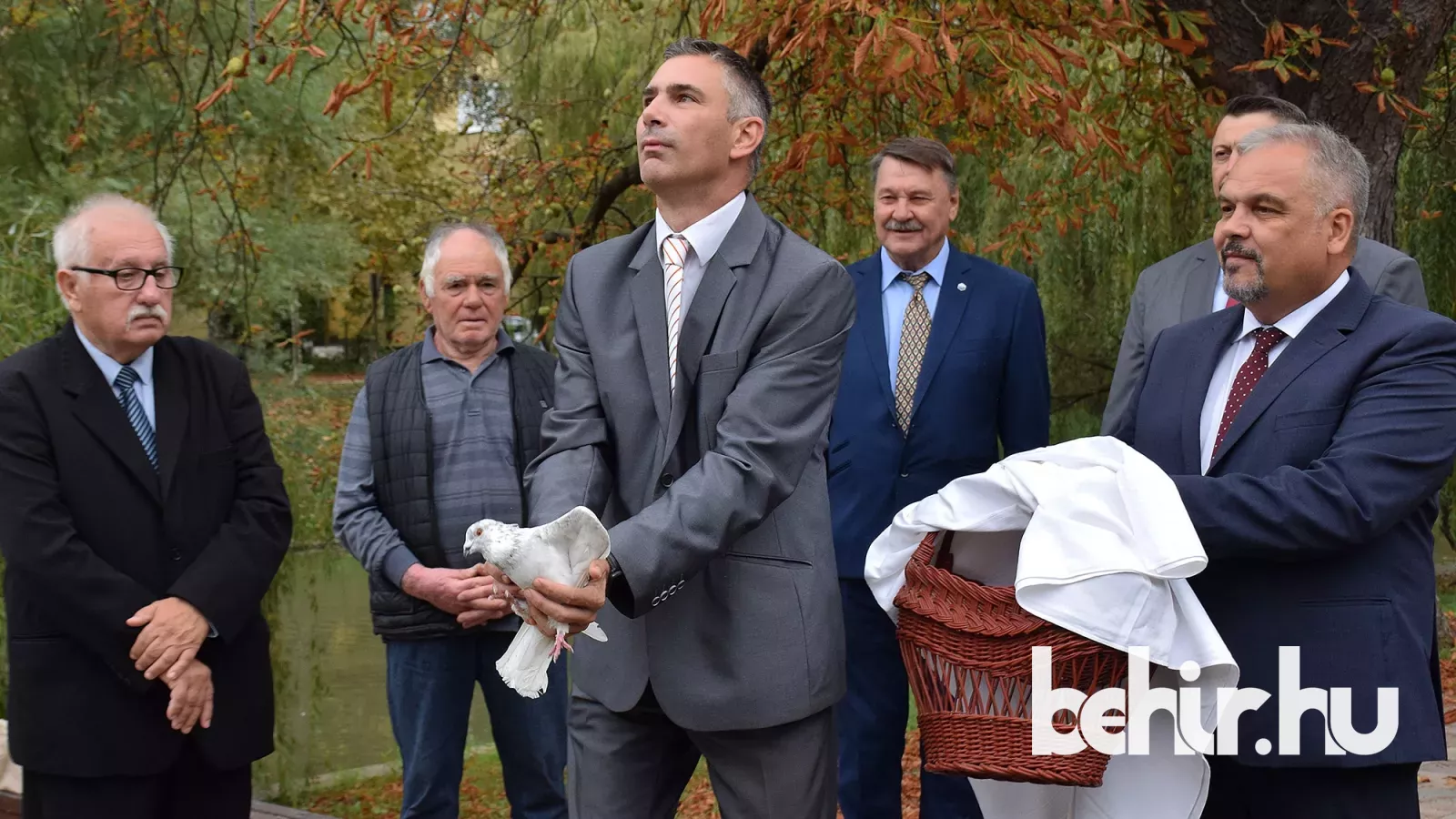 Fehér galambot engedtek el a vármegyeháza előtt – Fotó: behir.hu/Such Tamás