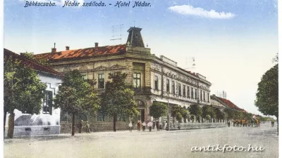 A Nádor Szállótól jobbra a második, piros tetejű épület volt az Engel-ház. A kép készítésekor a posta működött benne (antikfoto.hu - Tuska János)