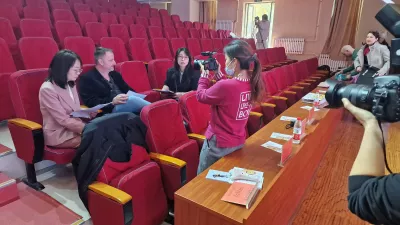 Lenkefi Zoltán, a Békéscsabai Napsugár Bábszínház igazgatója kínai újságírók gyűrűjében