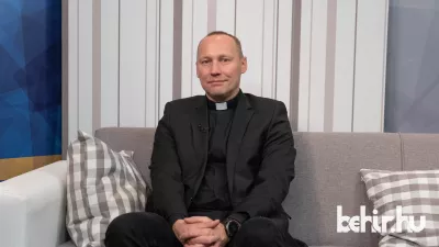 Nagy Zoltán evangélikus esperes a 7.Tv stúidójában (fotó: behir.hu/ Bucsai Ákos)