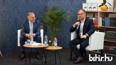 Orbán Balázs (j) és Boris Kálnoky beszélgetése a Huszárvágásról (Fotó: D. Nagy Bence/behir.hu)