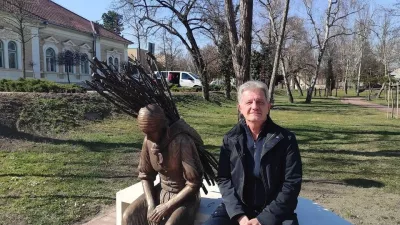 Szarvas Péter polgármester a Rőzsehordó nő szobra mellett, a Munkácsy Negyedben