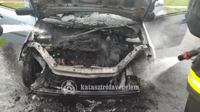 Kigyulladt egy személygépkocsi Mezőkovácsházán, a Petőfi Sándor utcában (fotó: Mezőkovácsháza HTP)