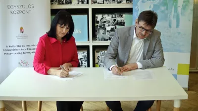 Nagy Anna és Szekeres Lajos aláírta a megállapodást (Fotó: Békéscsaba Labdarúgó Akadémia)