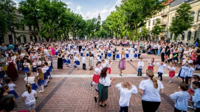 Békéscsabán 8 önkormányzati óvoda 18 telephelyén várják a gyerekeket - képünkön az aprók tánca a főtéren  (fotó: behir.hu)