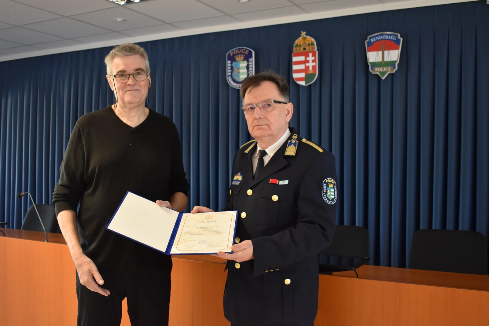 Tihanyi Zsolt (b.) Hudák Páltól (j.) kapott elismerést. Fotó: police.hu