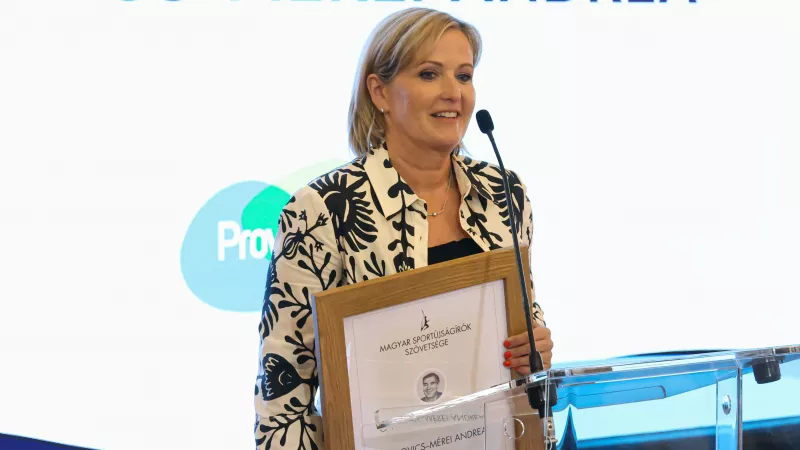 Petrovics-Mérei Andrea, az M4 Sport műsorvezetője is átvehette a Gyulai István-díjat Fotó: MSÚSZ / Cseh Péter