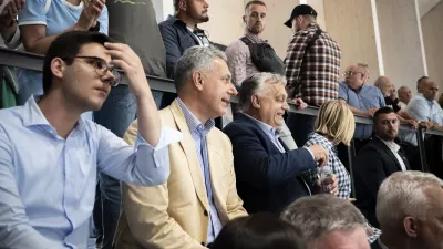 A Miniszterelnöki Sajtóiroda által közreadott képen Orbán Viktor miniszterelnök, a Fidesz elnöke (b3) és Lázár János építési és közlekedési miniszter (b2) az új sportcsarnok átadásán Mezőhegyesen 2024. május 25-én. MTI/Miniszterelnöki Sajtóiroda/Benko Viv
