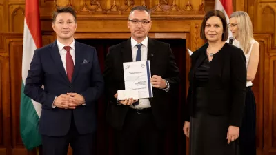 Vass Csaba (középen) a díjjal