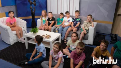 Az evangélikus iskola másodikosai a 7.Tv stúdiójában (fotó: behir.hu/ Balogh Zsolt)