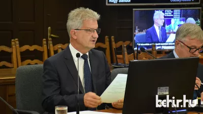 Szarvas Péter polgármester tájékoztatott a közgyűlés legfontosabb döntéseiről (fotó. Such Tamás/ behir.hu)