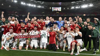 A magyar csapat ünnepli győzelmét a labdarúgó Európa-bajnokság A csoportjának utolsó fordulójában játszott Skócia - Magyarország mérkőzés végén (MTI fotó: Koszticsák Szilárd)