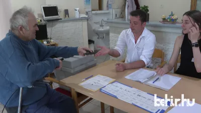 Mozgóurnás szavazás a Békéscsabai Életfa Idősek Otthonában (fotó: behir.hu)
