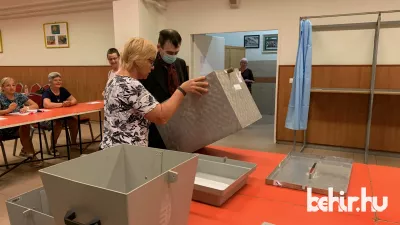A békéscsabai 29-es szavazókörben is rendben elkezdődött a szavazás (fotó: behir.hu)