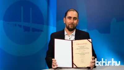 Juhász Zoltán, a Békés Megyei Könyvtár igazgatója az Év Fiatal Könyvtárosa díjjal a 7.Tv Aktuális című műsorában. Fotó: behir.hu