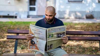 Bimbó Lajos már átlapozta a Csabai Mérleg legfrissebb számát (fotó: Máthé Csongor/ behir.hu)