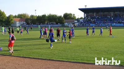 A csapatkapitány és a vezetőedző kézfogója a győzelem után