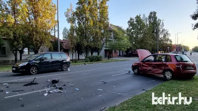 Három személyautó ütközött össze péntek délután Békéscsabán, a Bartók Béla úton Fotó: behir.hu / Hegyi Boglárka