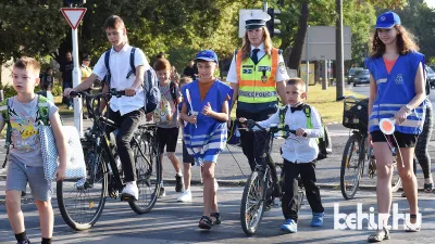 Zebra zsaruk a Petőfi utca és a Bartók Béla út kereszteződésénél – Fotó: Such Tamás / behir.hu