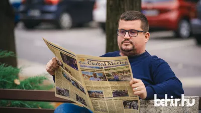 Fajó Attila szerkesztő már áltapozta a Csabai Mérleg legfrissebb számát (fotó: Bere Mátyás/ behir.hu)