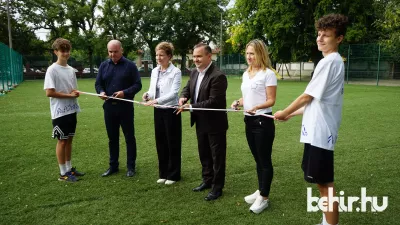 Átvágták a szalagot, a tanulók birtokba vehették a sportteret