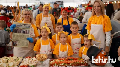 A Kölcsey utcai ovisok a kolbászfesztiválon gyúrnak, és oda is eljutott már a Csabai Mérleg legfrissebb száma (fotó: Bere Mátyás/behir.hu)