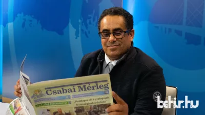 Dr. Abdulrahman Abdulrab Mohamed főorvos a 7.Tv stúdiójában lapozta át a Csabai Mérleg legfrissebb számát (fotó: Balog Zsolt/ behir.hu)