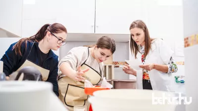 Nagykamarás polgármestere (jobb) a település fiataljaival méri a mézeskalács alapanyagait; fotó: Bere Mátyás / Behir.hu