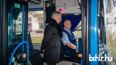 Szarvas Péter polgármester a buszsofőrrel az egyik korszerűbb  járművön (fotó: behir.hu)